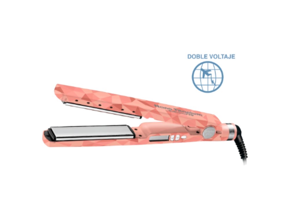 PLANCHA PROFESIONAL DIGITAL VETRO ROSE GOLD 1 ¼» BaBylissPRO Caja x 1 Resistencia de cerámica integrada
Carcasa resistente a altas temperaturas
Cámara generadora de iones
Placas de Nano Titanium