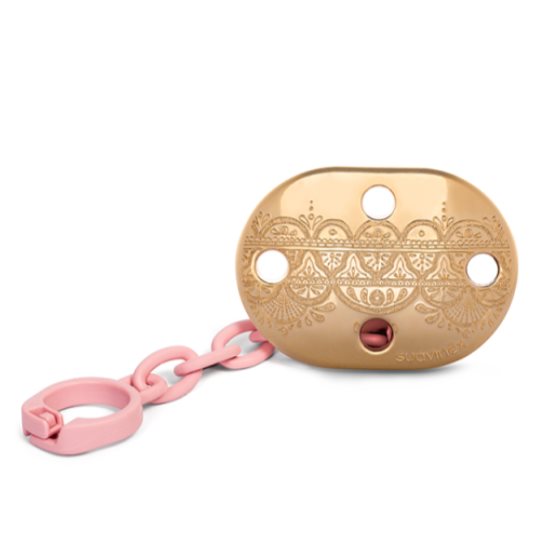 Suavinex Broche Couture Rosa Suavinex caja x 1 Elegancia y seguridad en un solo accesorio. El Broche Couture de Suavinex no solo mantiene el chupete siempre a mano, sino que añade un toque de estilo único a cada look de tu bebé. Su diseño exclusiv