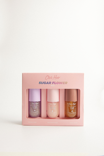 Sweet Box Sugar Flower 32 ml x 3 und Click Hair Botella x 1 Perfumes para el cabello de alta duración, aroma a postre irresistible en versión viajera para que los lleves a todas partes. Cada perfume para el cabello contiene glitter que deja un acabado luminoso