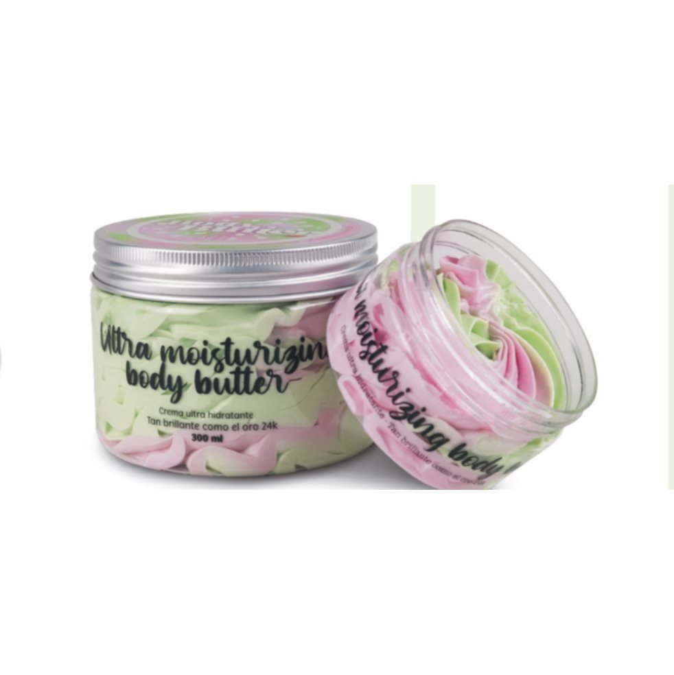BODY BUTTER 300 ML WATERMELON /  MANTEQUILLA CORPORAL FILAJ BEUTY TERMOSELLADO x 1 Un verdadero festín de nutrición para tu piel. Nuestra Body Butter de textura densa y untuosa está formulada con manteca de karité y aceites naturales,para reparar y fortalecer la barrera cutánea. Dis