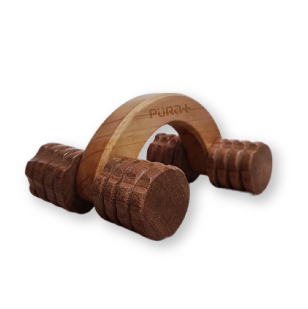 Masajeador Rodillo Carro Pura+ Unidad de masajeador carro grande en madera natural con rodillos. x 1 Masajeador carro grande en madera natural, diseñado para realizar masajes manuales en diferentes zonas del cuerpo. Su estructura con rodillos permite deslizarlo sobre la piel para brindar una sensació